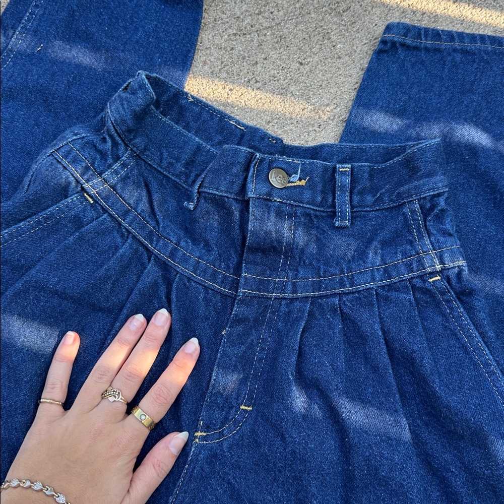 Vintage High-Waisted Lee Pleated Blue Jeans - Picture 4 of 6
